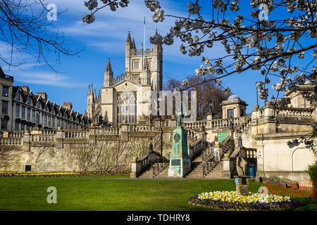 Blick auf die Abtei von Bath von der Parade Gärten an einem Frühlingsmorgen in Badewanne, Avon, Großbritannien am 29. März 2012 Stockfoto