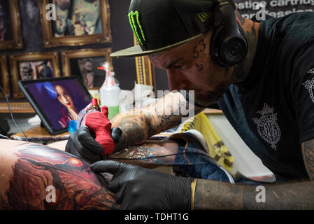 Milton Keynes, UK. Die britische Tattoo Fest fand am Marshall Arena über das Wochenende des 15. und 16. Juni 2019. Über 190 Arbeiten Tattoo Künstler waren anwesend, plus den Handel geht. Credit: Stephen Bell/Alamy. Stockfoto