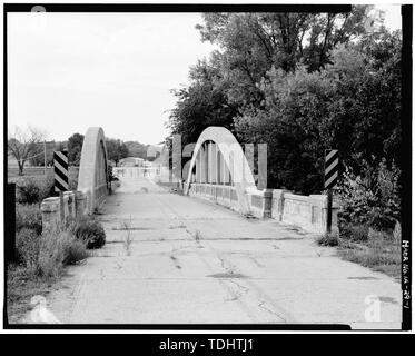 Gesamtüberblick über die Brücke UND LINCOLN HIGHWAY, ANZEIGEN NORTH ANSATZ ZU ÜBERBRÜCKEN. Blick nach Süden. - Rock Valley Bridge, Spanning Norden Timber Creek an der alten US-Highway 30, Marshalltown, Marshall County, IA Stockfoto