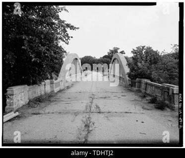 Gesamtüberblick über die Brücke UND LINCOLN HIGHWAY, SOUTH ANSATZ ZU ÜBERBRÜCKEN. Blick nach Norden. - Rock Valley Bridge, Spanning Norden Timber Creek an der alten US-Highway 30, Marshalltown, Marshall County, IA Stockfoto