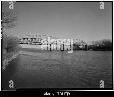 Gesamtüberblick über die Brücke und Missouri River. Blick nach Norden. - Abraham Lincoln Memorial Bridge, Spanning Missouri River auf der Autobahn 30 zwischen Nebraska und Iowa, Blair, Washington County, NE Stockfoto