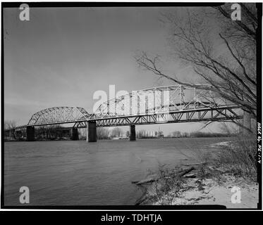 Gesamtüberblick über die Brücke und Missouri River. Blick nach Norden. - Abraham Lincoln Memorial Bridge, Spanning Missouri River auf der Autobahn 30 zwischen Nebraska und Iowa, Blair, Washington County, NE Stockfoto