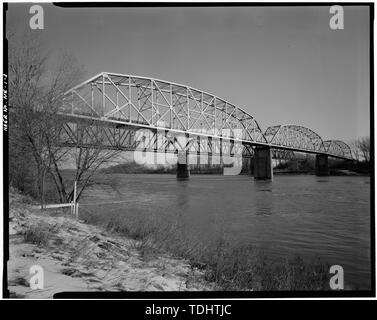 Gesamtüberblick über die Brücke und Missouri River. Blick nach Nordosten. - Abraham Lincoln Memorial Bridge, Spanning Missouri River auf der Autobahn 30 zwischen Nebraska und Iowa, Blair, Washington County, NE Stockfoto