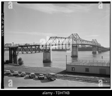 Gesamtüberblick über die Brücke, VON SÜDEN ANSATZ RAMPE. Blick nach Nordosten. - MacArthur Brücke, Spanning Mississippi River auf der Autobahn 34 zwischen IA und IB, Burlington, Des Moines County, IA Stockfoto