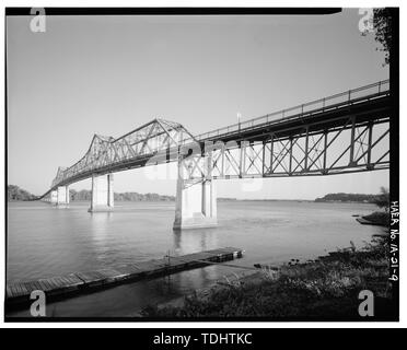 Gesamtüberblick über die Brücke, VON WESTEN FLUSSUFER. Blick nach Südosten. - MacArthur Brücke, Spanning Mississippi River auf der Autobahn 34 zwischen IA und IB, Burlington, Des Moines County, IA Stockfoto