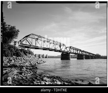 Gesamtüberblick über die Brücke, Blick nach Norden - Alton Brücke, Spanning Mississippi River zwischen IL und MO, Alton, Madison County, IL Stockfoto