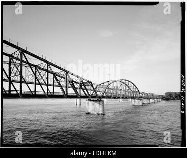 Gesamtüberblick über die Brücke, Blick nach Süden - Alton Brücke, Spanning Mississippi River zwischen IL und MO, Alton, Madison County, IL Stockfoto