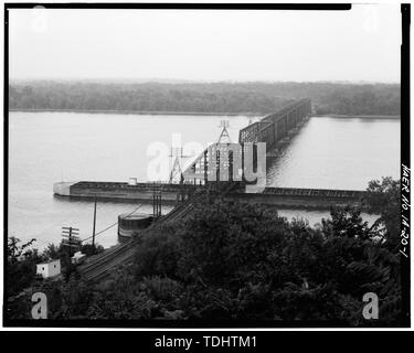 Gesamtüberblick über die Brücke, schützenden Pier und Mississippi River. Blick nach Nordosten. - Burlington Brücke, Burlington, Des Moines County, IA Stockfoto