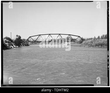 Gesamtüberblick über die Brücke, nach Norden, nach Süden - Roubideau Brücke, Spanning Gunnison River an der County Road G50R, Delta, Delta County, CO Stockfoto