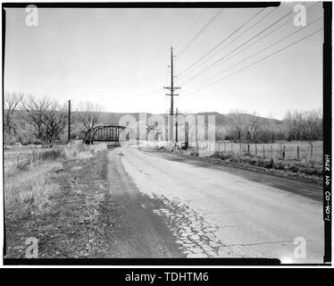 Gesamtüberblick über die Brücke, die südöstlich PORTAL, Blick nach Norden von der County Road 3400 - Hotchkiss Brücke, Spanning North Fork River an der County Road 3400, Hotchkiss, Delta County, CO Stockfoto