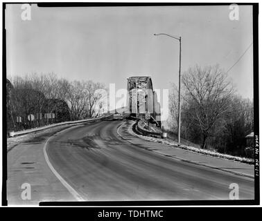 Globale Sicht der Bridge, West (Nebraska) ANSATZ UND US-Highway 30. Blick nach Osten. - Abraham Lincoln Memorial Bridge, Spanning Missouri River auf der Autobahn 30 zwischen Nebraska und Iowa, Blair, Washington County, NE Stockfoto