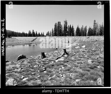 Gesamtansicht von Damm, die vordere Teilfläche, auf der Suche nach Südwesten - hohen Berg Staudämme in Bonneville, Marjorie Lake Dam, Wasatch National Forest, Kamas, Summit County, UT; Timpanogas Bewässerung Firma; Union Behälter Unternehmen Stockfoto