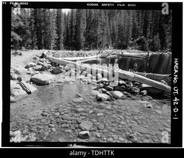 Gesamtansicht von Damm, die vor dem Gesicht, mit ABFLUSSKANAL IM VORDERGRUND, auf der Suche nach Südwesten - hohen Berg Staudämme in Upalco Einheit, Deer Lake Dam, National Forest, 5,8 km nördlich von Swift Creek Campground, Mountain Home, Duchesne County, UT; Landwirte Bewässerung Firma; National Forest Service Stockfoto