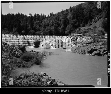 Allgemeine Ansicht, ANGESICHTS DER KONKRETEN STAUMAUER UND FISCHTREPPE, Südwesten (upstream) VON SCHNARCHEN GEGENÜBER FISCHTREPPE-Van Arsdale Dam, South Fork des Eel River, Ukiah, Mendocino County, CA Stockfoto