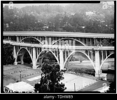 Allgemeine Ansicht, MITTLERE TEIL DER BRÜCKE, Blick nach Norden. - Colorado Street Bridge, Spanning Arroyo Seco an der Colorado Boulevard, Pasadena, Los Angeles County, CA Stockfoto