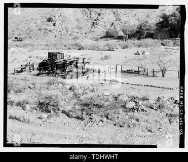 Überblick über GOLD HILL MÜHLE, Straße, UND WARM SPRINGS CAMP GEBÄUDE, Blick nach Süden Südosten. Die FUNKTION DER FLÄCHE IN DER MITTE RECHTS IST UNBEKANNT. - Gold Hill Mühle, warmen Frühling Canyon Road, Death Valley Junction, Inyo County, CA Stockfoto