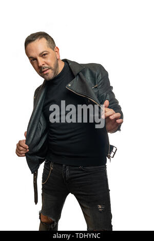 Ein männliches Modell in Leder Kleidung vor weißem Hintergrund Stockfoto