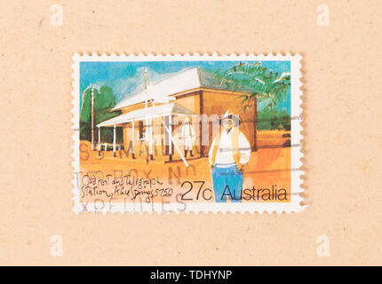 Australien - ca. 1980: einen Stempel in Australien gedruckten zeigt die alte Post und Telegrafenstation in Alice Springs, ca. 1980 Stockfoto