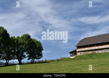 Kärnten, Ernte, Heuernte, Maht, Bergbauer, Hügel, Berge, Alpen, Landwirtschaft, Haus, Landstraße, Bergstraße, Gerlitzen, Gerlitzenstraße, Nockberge, G Stockfoto