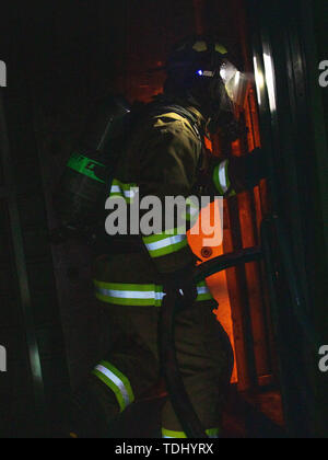 Us-Armee Feuerwehrmänner mit der Nebraska Army National Guard und der South Dakota Army National Guard Verhalten strukturelle Brandschutzübungen mit der Unterstützung der Ellsworth Air Force Base Feuerwehr während der 2019 goldenen Coyote Training Übung in Ellsworth Air Force Base, Box Elder, S.D., 10. Juni 2019. Die goldenen Coyote Ausbildung Übung ist eine dreiphasige, Szenario-driven Übung in South Dakota und Wyoming, mit dem Kommandanten auf der Mission wesentliche Anforderungen der Aufgabe, Krieger Aufgaben und Übungen zu konzentrieren. (U.S. Armee finden Foto von SPC. Jeffery Harris) Stockfoto