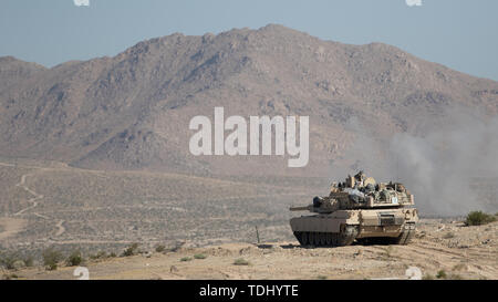 M1A2 Abrams Kampfpanzer von Alpha der Firma des Idaho Army National Guard, 2.BATAILLON, 116 Cavalry Regiment, 116 Cavalry Brigade Combat Team, führt live-fire defensive Operationen Juni 14, 2019, National Training Center in Fort Irwin, Kalifornien. Die 116 Kavallerie Brigade Combat Team ist die Ausbildung an der National Training Center Mai 24 - Juni 20 für seine Kriegszeit Mission vorzubereiten. Die Rotation baut und Soldat proficiency combatant Commanders mit einem geschult und Kraft, die in der Lage ist, zu kämpfen und sie hoffentlich zu gewinnen Kriege unserer Nation zur Verfügung zu stellen. Stockfoto