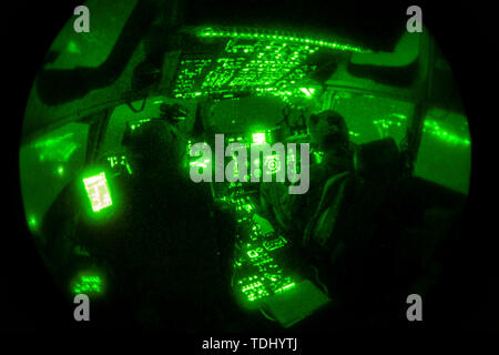 Texas Air National Guard Piloten den 204. Airlift Squadron zugeordnet, Fliegen eine C-17 Globemaster III, 14. Juni 2019, in der Nähe von boboc Drop Zone, Rumänien. Die flugzeugbesatzung airdropped Soldaten und Ausrüstung auf die 1 Bataillon zugeordnet, 143 Infanterie Regiment, 173Rd Airborne Brigade im Rahmen der Übung schnelle Reaktion 19. Die nächtliche Operation war einer von mehreren beruflichen Tätigkeiten, bei denen die Teilnehmer die erforderlichen Kenntnisse, als Teil einer internationalen Streitmacht zu Handeln zu schärfen. Iteration in diesem Jahr von Swift Antwort enthält Service Mitglieder aus Kanada, Frankreich, Deutschland, Italien, Niederlande, Spanien Stockfoto