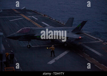 Eine F-35B Lightning II Kampfflugzeug kehrt nach Tactical Air Control Funktionen Ausbildung an Bord der Amphibisches Schiff USS Wasp (LL 1), unterwegs in der Coral Sea, 14. Juni 2019. Die 31 Marine Expeditionary Unit, die Marine Corps' nur kontinuierlich vorwärts - bereitgestellt MEU, bietet eine flexible und tödlicher Gewalt bereit, eine breite Palette von militärischen Operationen als Premier Crisis Response Force im indopazifischen Region durchzuführen. (Offizielle US Marine Corps Foto von Lance Cpl. Kevan Dunlop) Stockfoto