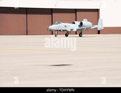 Eine A-10 Thunderbolt II Taxi in den Flug Linie an Whiteman Air Force Base, Missouri, am 15. Juni 2019. Die Air Combat Command A-10 Demonstration Team Piloten aus dem ganzen Land an der 2019 Flügel über Whiteman für Luft- und Raumfahrt zeigen. (U.S. Air Force Foto: Staff Sgt. Kayla Weiß) Stockfoto