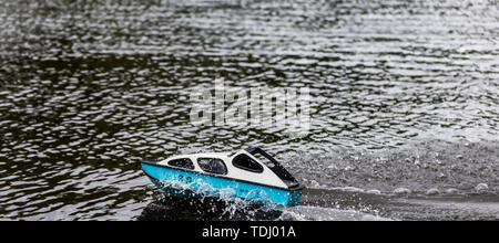 Entspannten Tag racing ein Schnellboot an einem See. Stockfoto