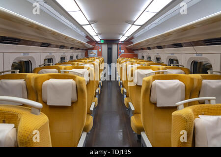 Akita Shinkansen Komachi, Interieur der Standard Class Sitze von E6 Serie Shinkansen super express Bullet Zug bei Ueno Station in Japan Stockfoto