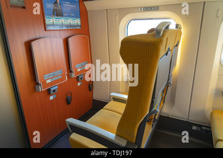 Akita Shinkansen Komachi, Interieur der Standard Class Sitze von E6 Serie Shinkansen super express Bullet Zug bei Ueno Station in Japan Stockfoto