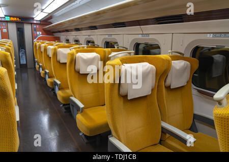 Akita Shinkansen Komachi, Interieur der Standard Class Sitze von E6 Serie Shinkansen super express Bullet Zug bei Ueno Station in Japan Stockfoto