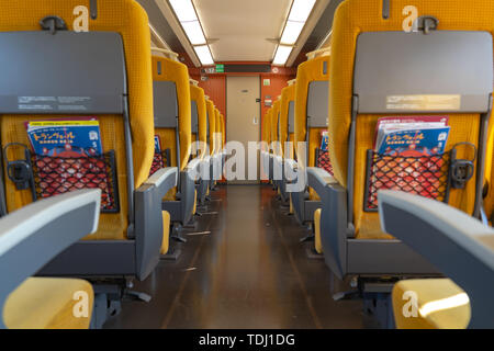 Akita Shinkansen Komachi, Interieur der Standard Class Sitze von E6 Serie Shinkansen super express Bullet Zug bei Ueno Station in Japan Stockfoto