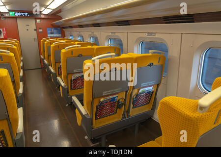 Akita Shinkansen Komachi, Interieur der Standard Class Sitze von E6 Serie Shinkansen super express Bullet Zug bei Ueno Station in Japan Stockfoto