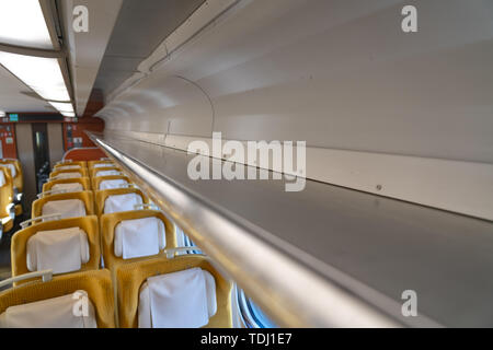 Akita Shinkansen Komachi, Interieur der Standard Class Sitze von E6 Serie Shinkansen super express Bullet Zug bei Ueno Station in Japan Stockfoto