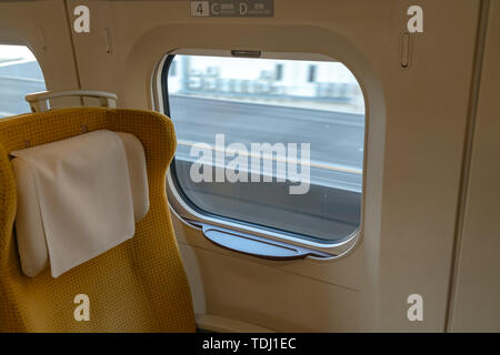 Akita Shinkansen Komachi, Interieur der Standard Class Sitze von E6 Serie Shinkansen super express Bullet Zug bei Ueno Station in Japan Stockfoto