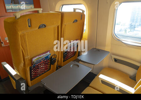 Akita Shinkansen Komachi, Interieur der Standard Class Sitze von E6 Serie Shinkansen super express Bullet Zug bei Ueno Station in Japan Stockfoto