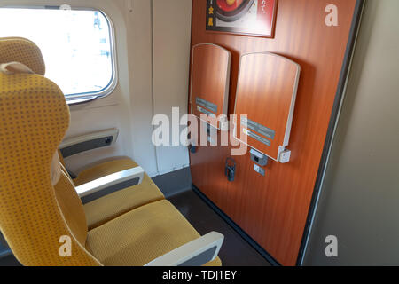 Akita Shinkansen Komachi, Interieur der Standard Class Sitze von E6 Serie Shinkansen super express Bullet Zug bei Ueno Station in Japan Stockfoto