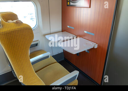Akita Shinkansen Komachi, Interieur der Standard Class Sitze von E6 Serie Shinkansen super express Bullet Zug bei Ueno Station in Japan Stockfoto