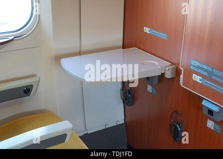 Akita Shinkansen Komachi, Interieur der Standard Class Sitze von E6 Serie Shinkansen super express Bullet Zug bei Ueno Station in Japan Stockfoto