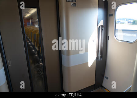Akita Shinkansen Komachi, Interieur der Standard Class Sitze von E6 Serie Shinkansen super express Bullet Zug bei Ueno Station in Japan Stockfoto