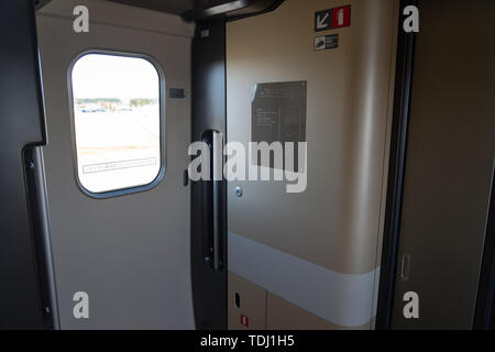 Akita Shinkansen Komachi, Interieur der Standard Class Sitze von E6 Serie Shinkansen super express Bullet Zug bei Ueno Station in Japan Stockfoto