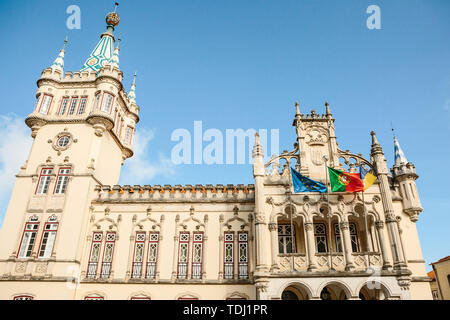 Aussicht auf die alte Stadt Halle in Sintra in Portugal gegen den blauen Himmel. Stockfoto