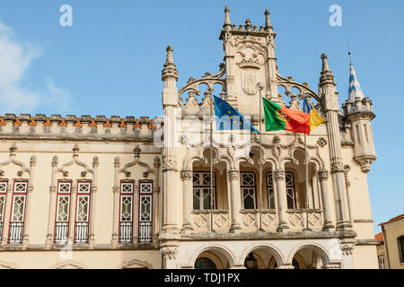 Aussicht auf die alte Stadt Halle in Sintra in Portugal gegen den blauen Himmel. Stockfoto