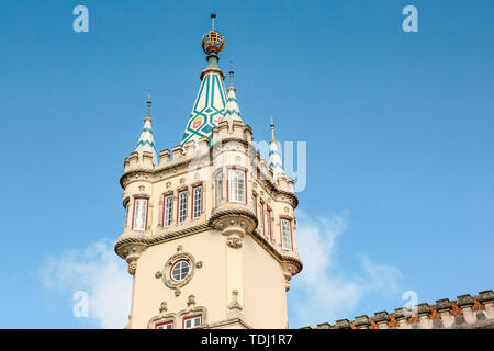 Herrliche Aussicht auf den alten Turm der Stadt Halle in Sintra in Portugal gegen den blauen Himmel. Stockfoto