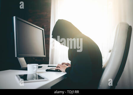 Computer Hacker stehlen wertvolle Informationen über das Web Stockfoto