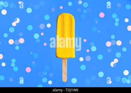 Leuchtend gelbe mango Eis auf farbigen Konfetti Hintergrund. Sommer Konzept. Stockfoto