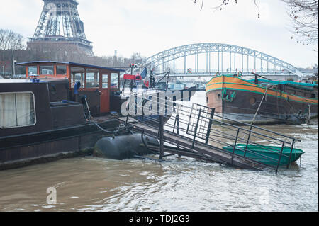 Lastkähne auf der Seine in Paris, Frankreich Stockfoto