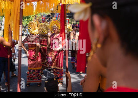 DENPASAR/BALI - 15. JUNI 2019: Junge balinesische Frauen tragen traditionelle balinesische Kopfschmuck und traditionellen Sarong bei der Eröffnung des Bali Kunst Stockfoto