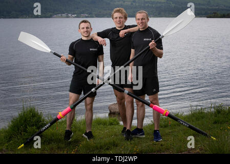 Brüder (von links) Ewan, 27, Lachlan, 21, und Jamie MacLean, 25, aus Edinburgh, am Ufer von Loch Lomond, wie Sie Ihr Boot starten, bevor Sie Zeile 3000 Meilen über den Atlantik am Ende des Jahres in der talisker Whisky atlantische Herausforderung Geld für wohltätige Organisationen Kinder 1. und Feedback Madagaskar zu erhöhen. Stockfoto